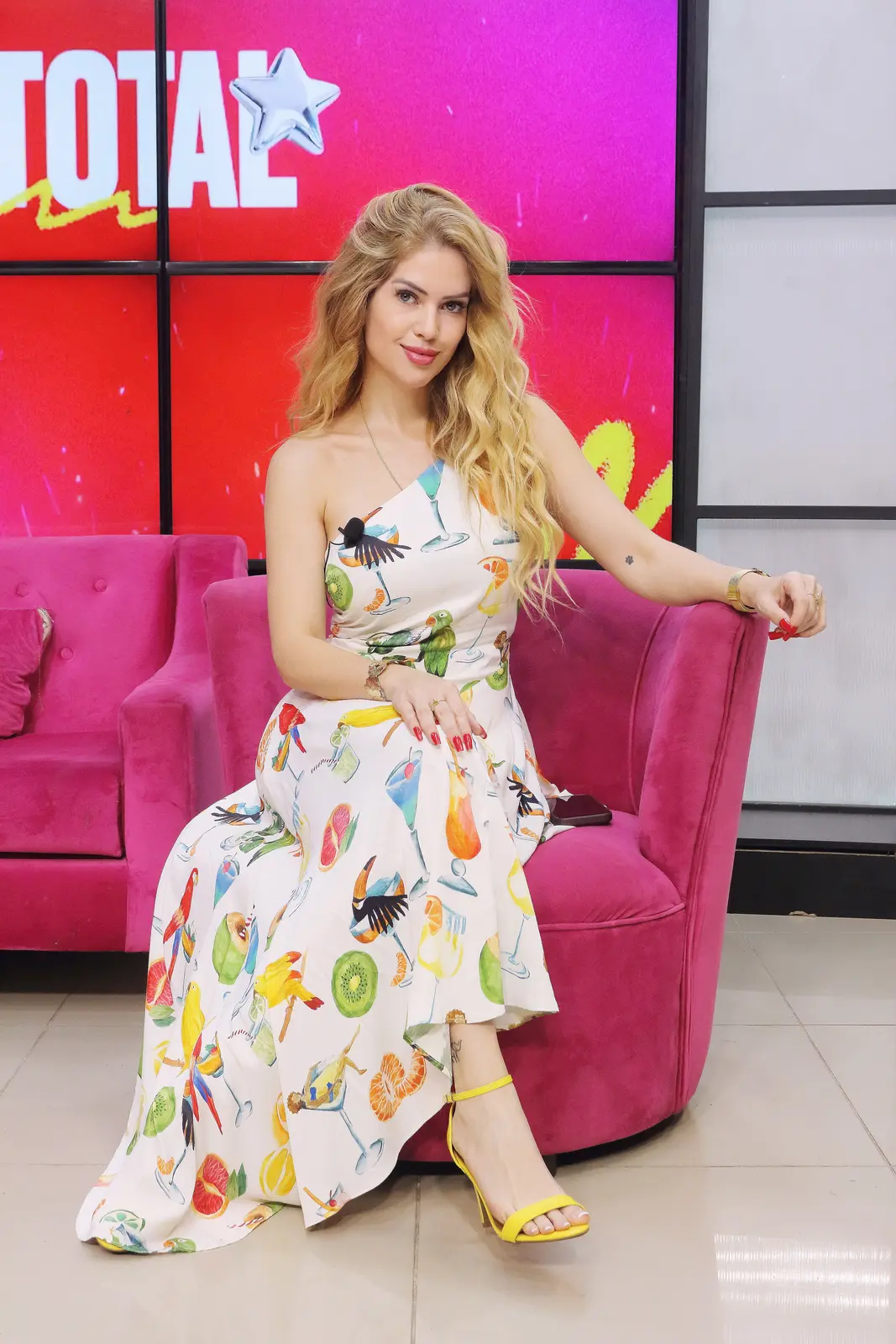 Jazmín Acosta en el estudio de televisión