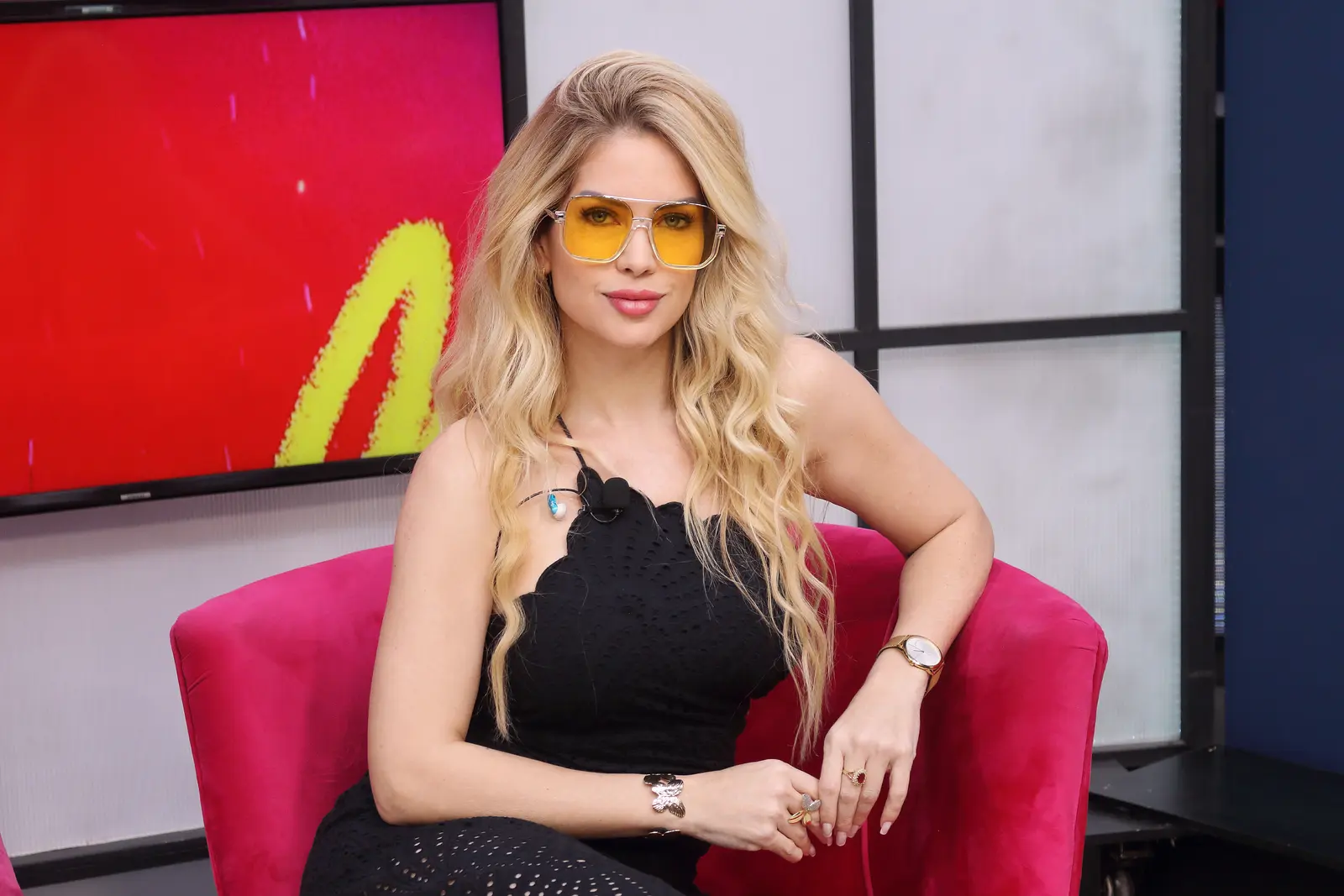 Jazmín Acosta durante una producción de televisión
